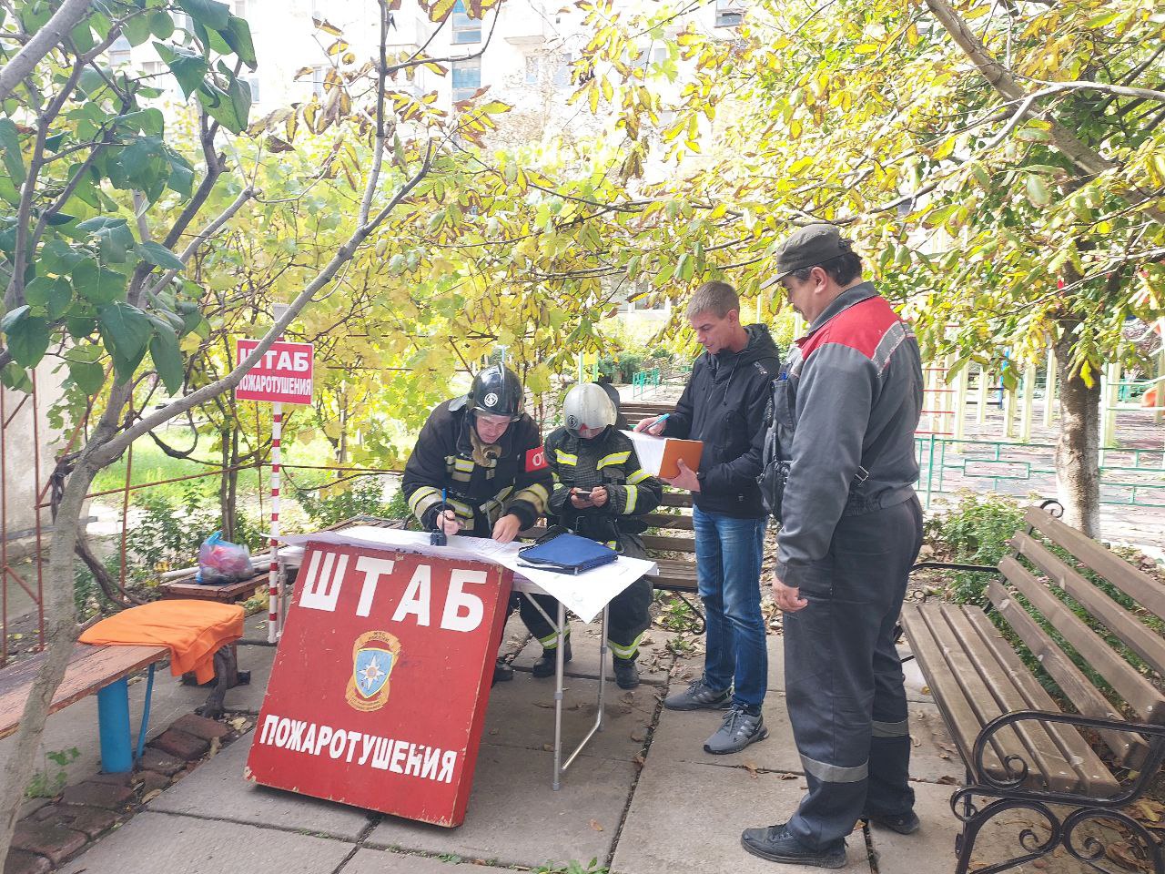 В Джанкое огнеборцы отрабатывали способы тушения на высотке В Джанкое огнеборцы отрабатывали способы тушения на высотке