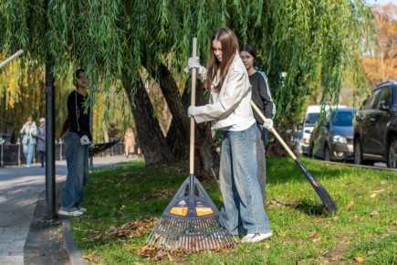 К общегородскому субботнику присоединились школьники