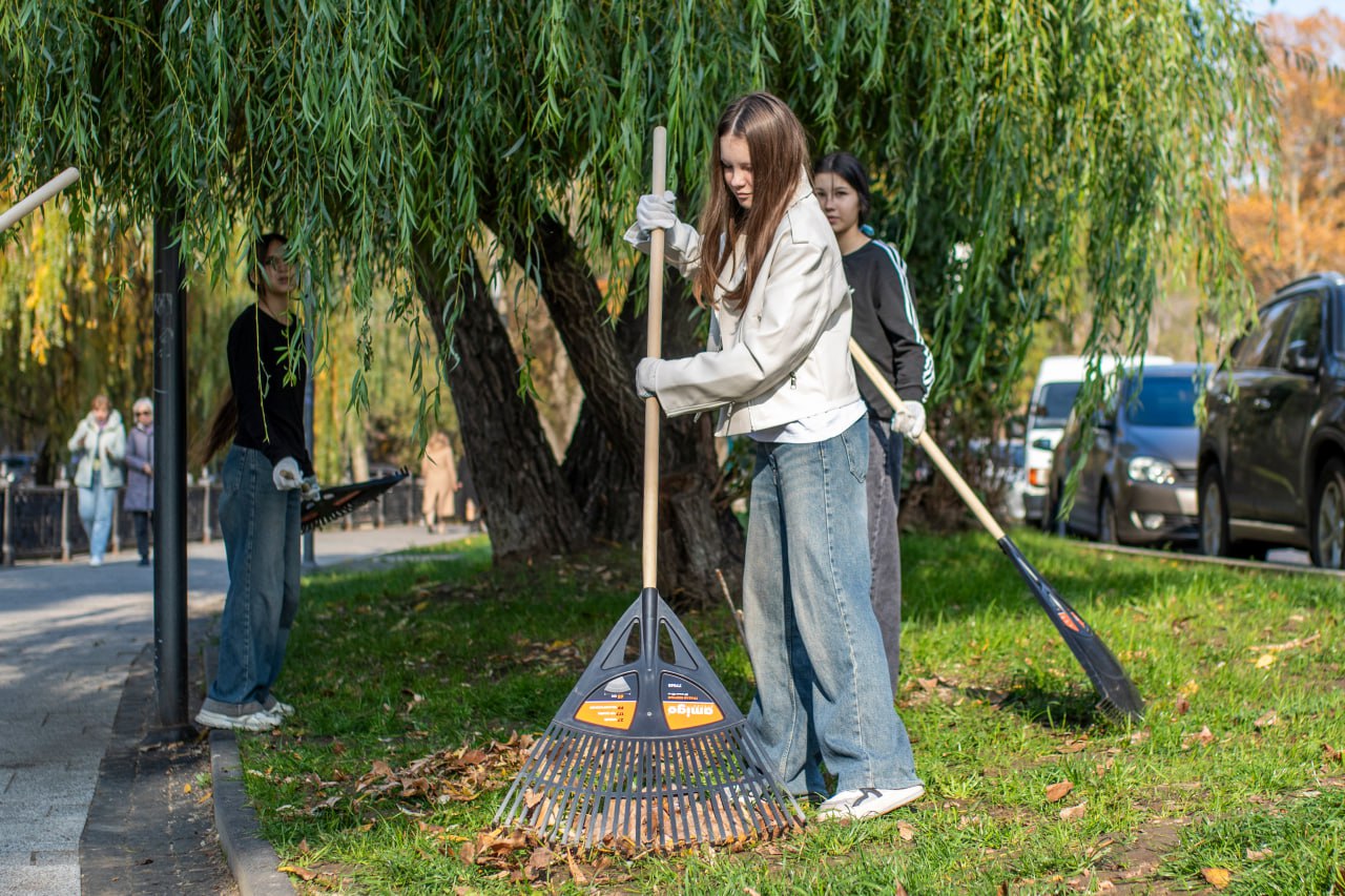 К общегородскому субботнику присоединились школьники