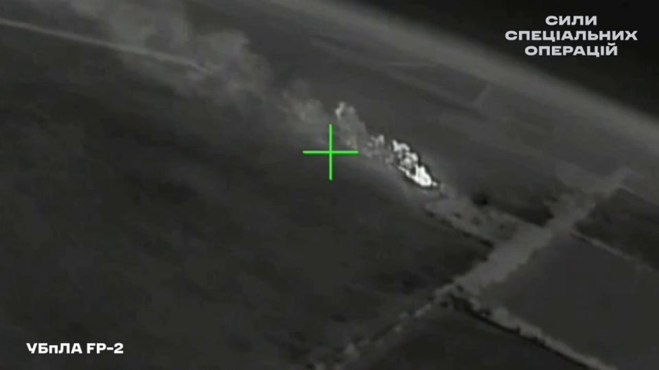 Уничтожение пусковой установки ЗРС С-400 «Триумф» ударом украинского дрона-камикадзе FP-2, как заявляется, в районе села Уютное в Крыму Уничтожение пусковой установки ЗРС С-400 «Триумф» ударом украинского дрона-камикадзе FP-2, как заявляется, в районе села Уютное в Крыму