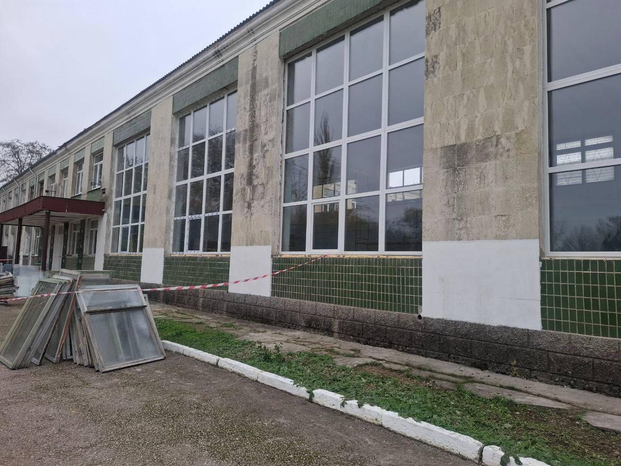 Антон Кравец: В МБОУ «Новогригорьевская СОШ-детский сад» начался капитальный ремонт оконных блоков Антон Кравец: В МБОУ «Новогригорьевская СОШ-детский сад» начался капитальный ремонт оконных блоков