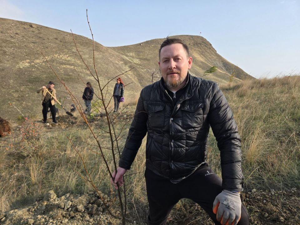 Сегодня в Коктебеле Межрегиональная общественная организация "Ветераны специальной военной операции Крыма и Севастополя", руководителем которой является Дмитрий Трефилов, совместно со спортивным клубом "Крым 4/4"... Сегодня в Коктебеле Межрегиональная общественная организация "Ветераны специальной военной операции Крыма и Севастополя", руководителем которой является Дмитрий Трефилов, совместно со спортивным клубом "Крым 4/4"...