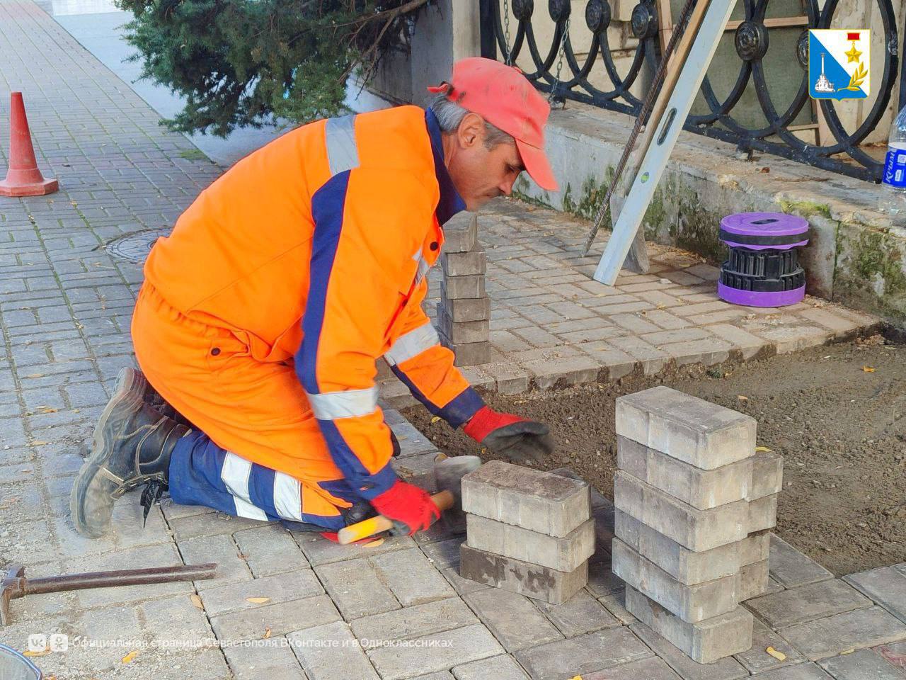 Сотрудники «Водоканала» работают на городских улицах Сотрудники «Водоканала» работают на городских улицах