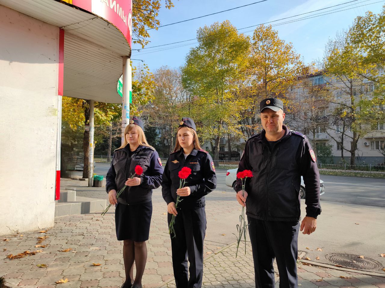 В Симферополе полицейские почтили память сослуживца, погибшего при исполнении служебного долга В Симферополе полицейские почтили память сослуживца, погибшего при исполнении служебного долга
