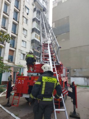 В Джанкое огнеборцы отрабатывали способы тушения на высотке