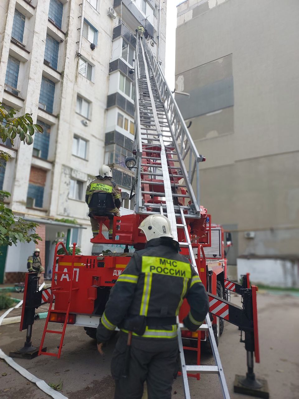 В Джанкое огнеборцы отрабатывали способы тушения на высотке