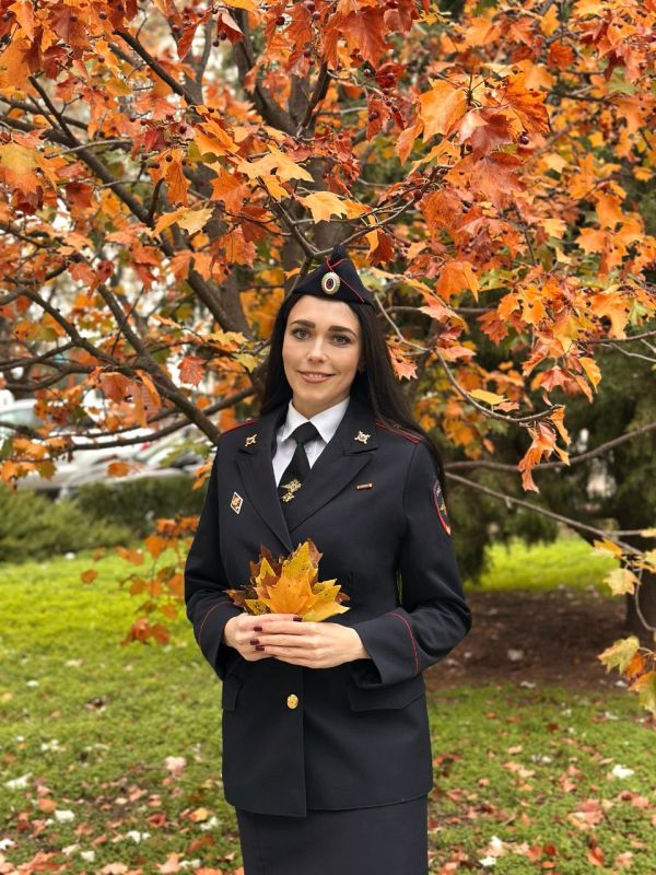 Старший специалист отделения информационного обеспечения ОМВД России по городу Феодосии майор внутренней службы Анна Менаева, от всей души желает вам невероятно #Хороших_выходных!