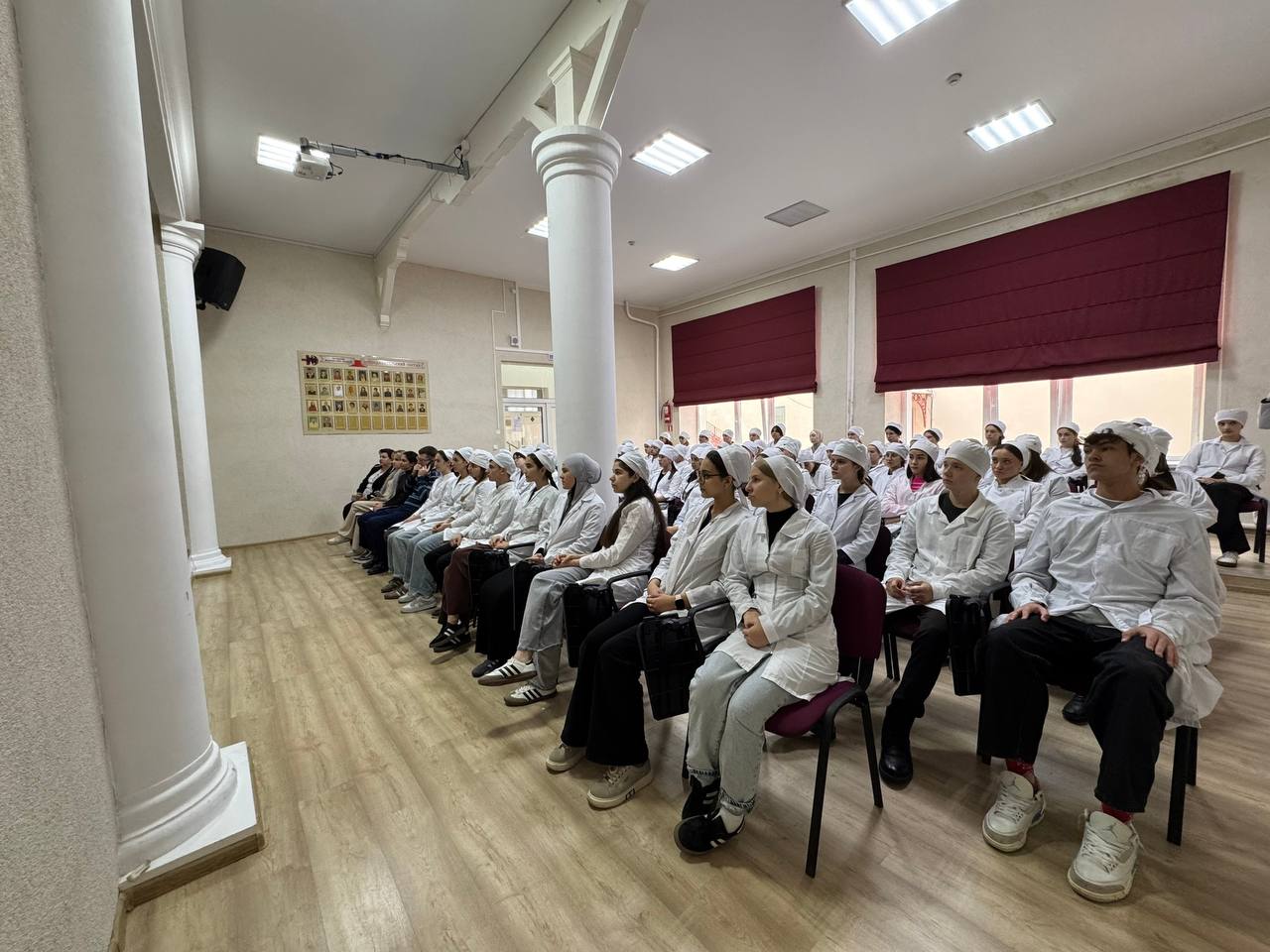 Молодёжный совет города Ялты провели презентацию деятельности организации для студентов ГАОУ СПО РК «Ялтинский медицинский колледж»! Молодёжный совет города Ялты провели презентацию деятельности организации для студентов ГАОУ СПО РК «Ялтинский медицинский колледж»!