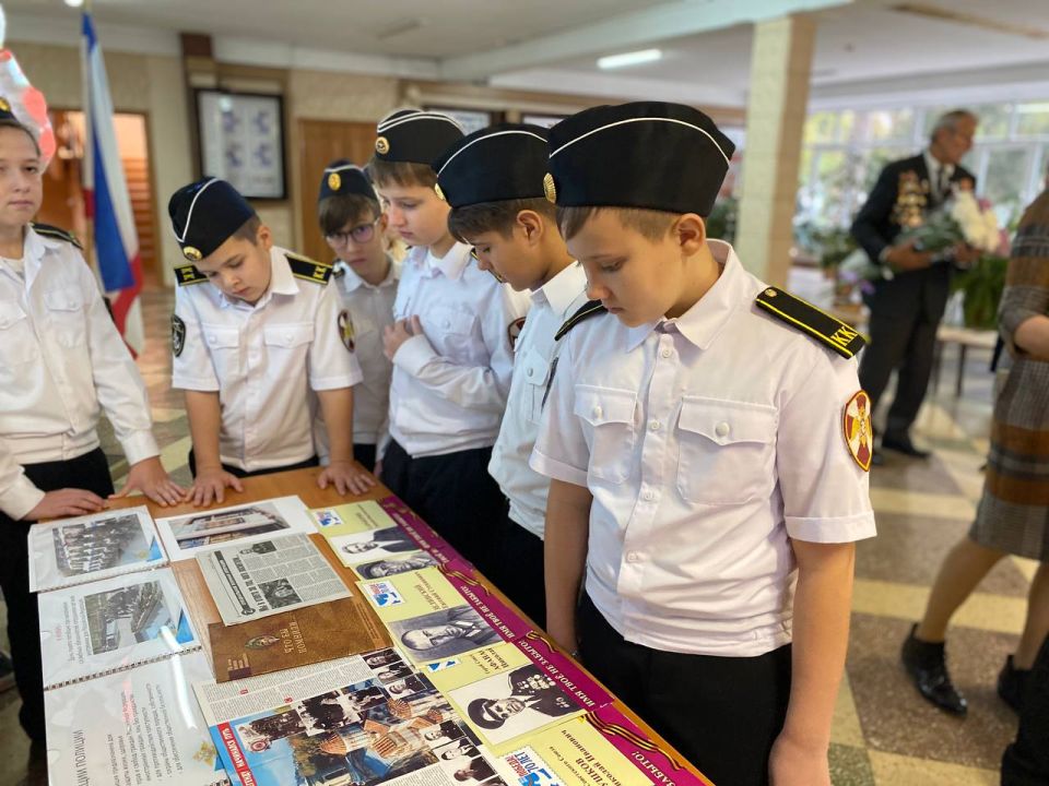 Урок мужества: ветераны МВД передают эстафету памяти школьникам Керчи