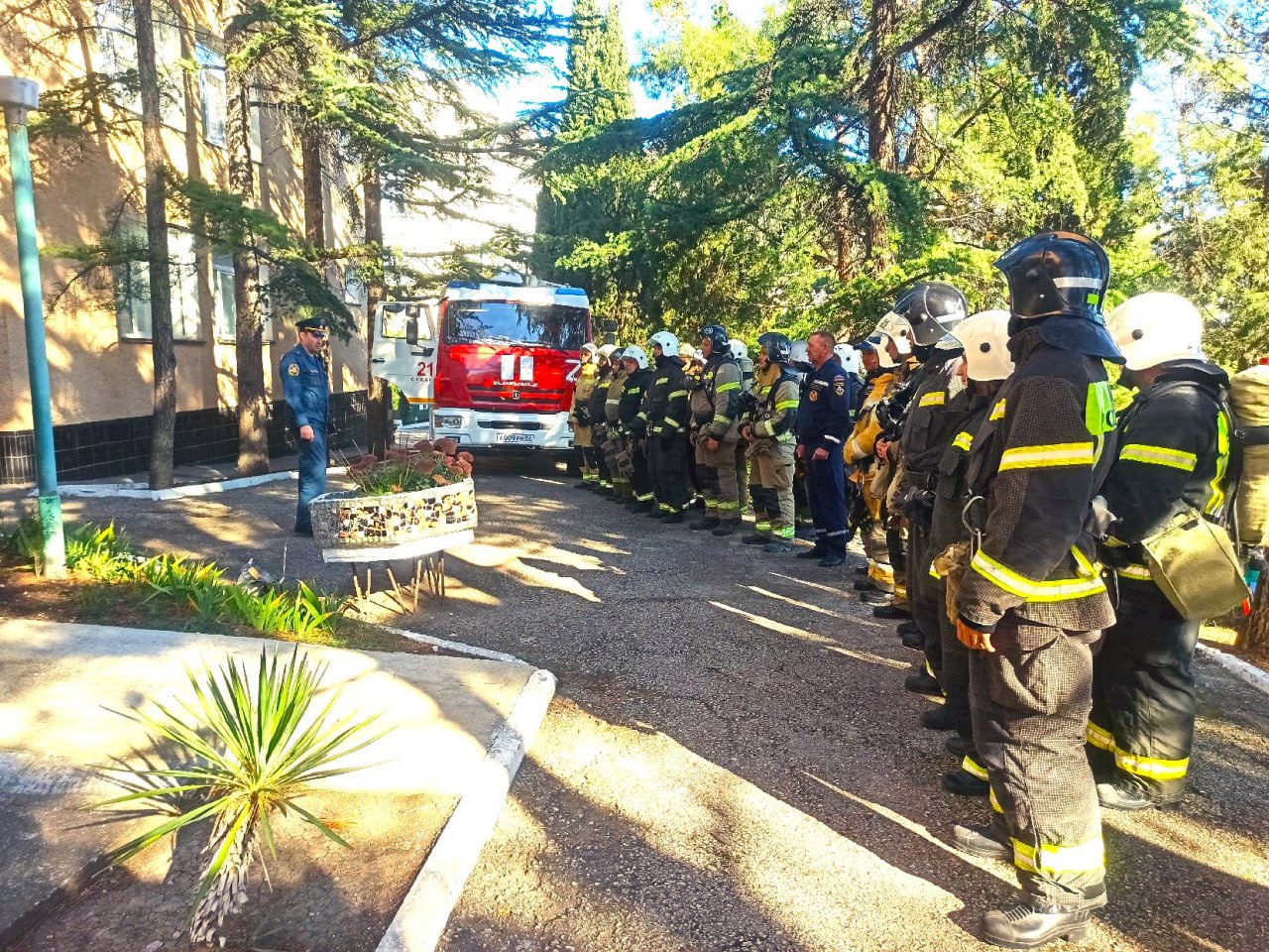 Крымские спасатели совершенствуют навыки, необходимые для работы на пожарах Крымские спасатели совершенствуют навыки, необходимые для работы на пожарах