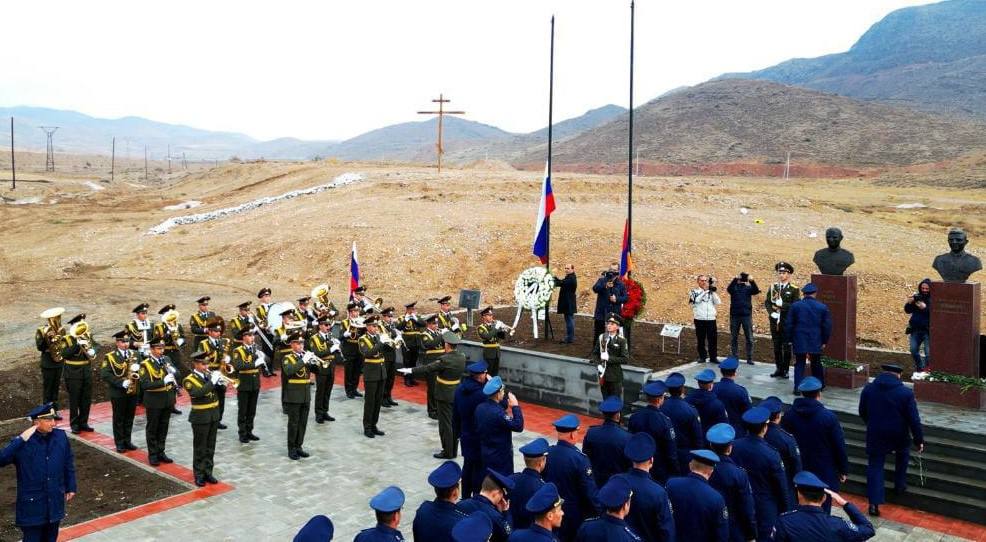 Аббас Джума: В пятую годовщину памяти на мемориальном комплексе «Холм Памяти» в армянском селе Ерасх представители гуманитарного фонда «МИР» и российские военнослужащие почтили память, возложили венки и цветы к бюстам майора... Аббас Джума: В пятую годовщину памяти на мемориальном комплексе «Холм Памяти» в армянском селе Ерасх представители гуманитарного фонда «МИР» и российские военнослужащие почтили память, возложили венки и цветы к бюстам майора...