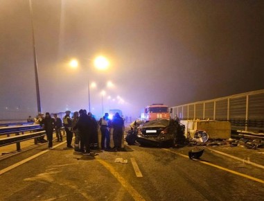 Mercedes врезался в бетонное ограждение на Крымском мосту — два человека погибли, двое детей пострадали
