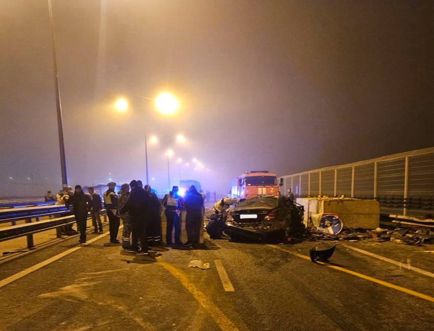 Легковушка влетела в ограждение и опрокинулась на Крымском мосту: Погибло два человека Легковушка влетела в ограждение и опрокинулась на Крымском мосту: Погибло два человека