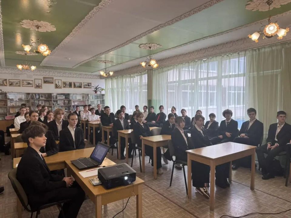 В симферопольской гимназии прошёл «Урок мужества», посвящённый памяти погибших сотрудников органов внутренних дел