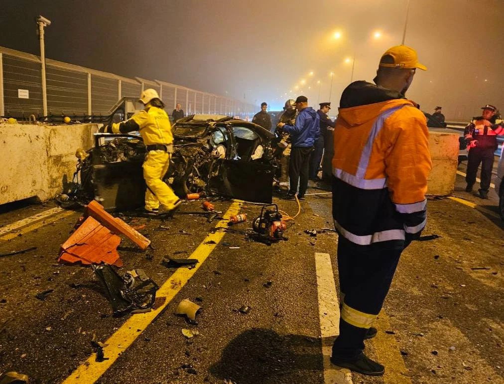 Mercedes врезался в бетонное ограждение на Крымском мосту — два человека погибли, двое детей пострадали Mercedes врезался в бетонное ограждение на Крымском мосту — два человека погибли, двое детей пострадали