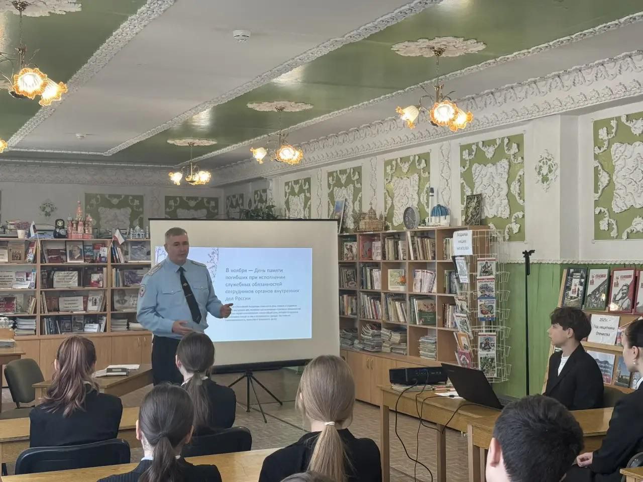 В симферопольской гимназии прошёл «Урок мужества», посвящённый памяти погибших сотрудников органов внутренних дел В симферопольской гимназии прошёл «Урок мужества», посвящённый памяти погибших сотрудников органов внутренних дел