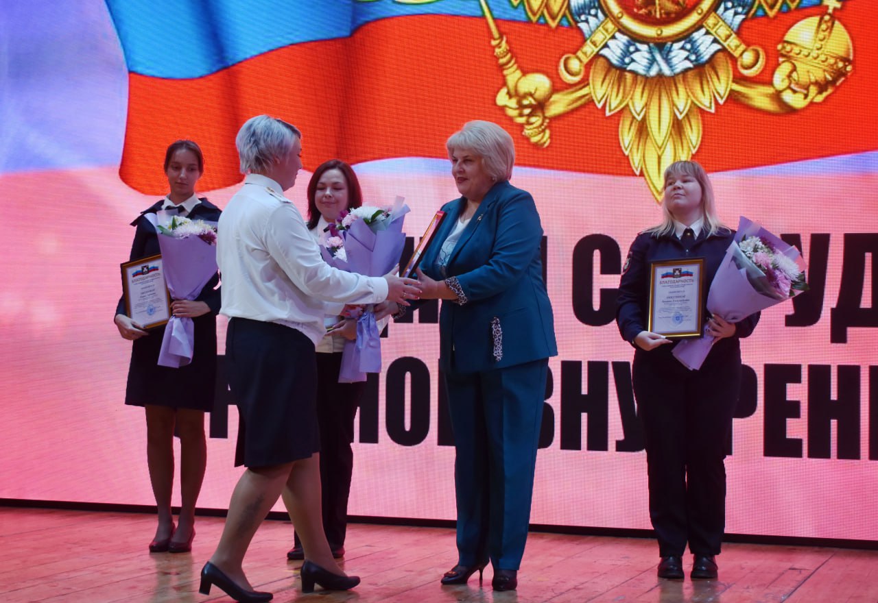 Галина Огнёва: В торжественной обстановке поздравила сотрудников ОМВД России по г. Алуште с профессиональным праздником Галина Огнёва: В торжественной обстановке поздравила сотрудников ОМВД России по г. Алуште с профессиональным праздником