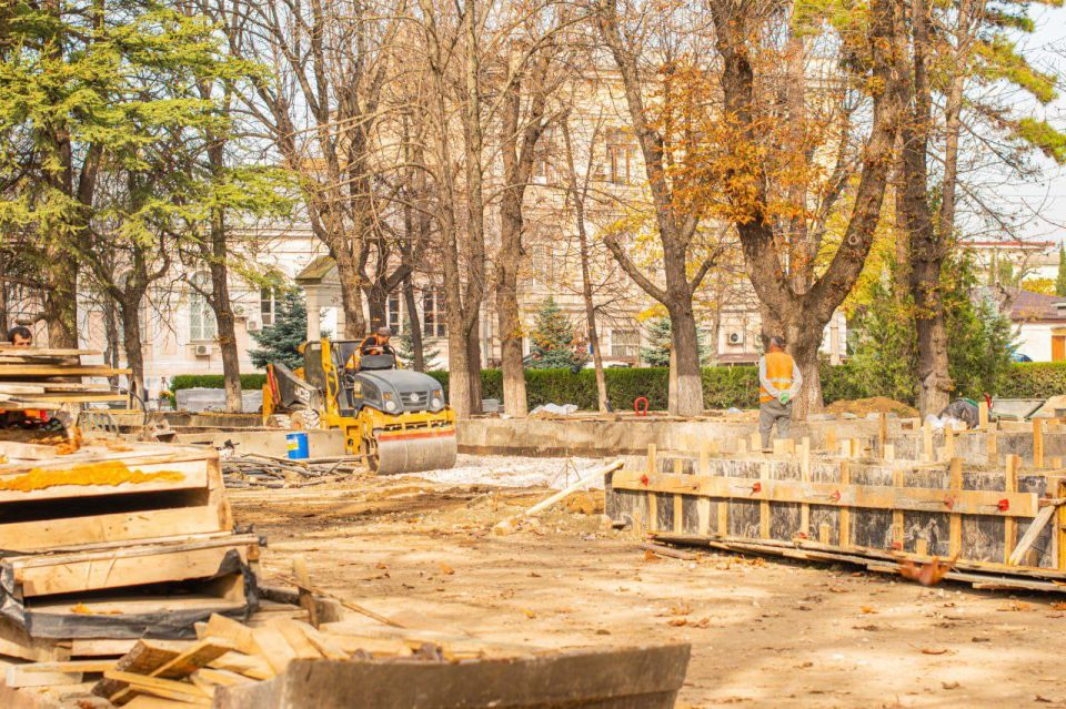 В Симферополе продолжаются работы по благоустройству двух территорий отдыха — сквера Победы и сквера Республики В Симферополе продолжаются работы по благоустройству двух территорий отдыха — сквера Победы и сквера Республики