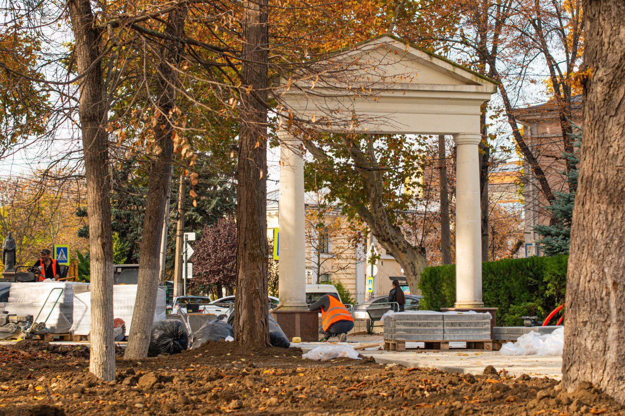 В Симферополе продолжается благоустройство двух территорий отдыха В Симферополе продолжается благоустройство двух территорий отдыха