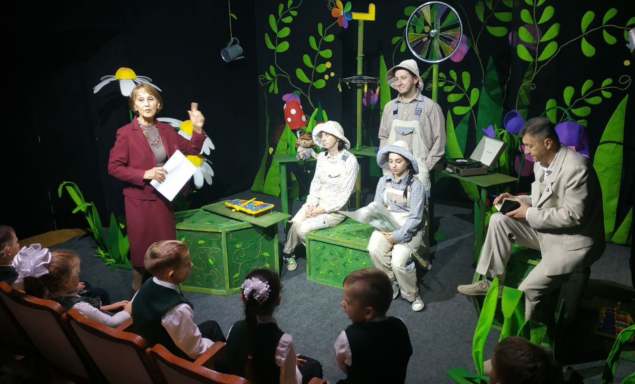7 ноября в Крымском академическом театре кукол им. Б. И. Азарова состоялось тематическое мероприятие, включавшее просмотр спектакля «Приключения Незнайки» и творческую встречу с артистами
