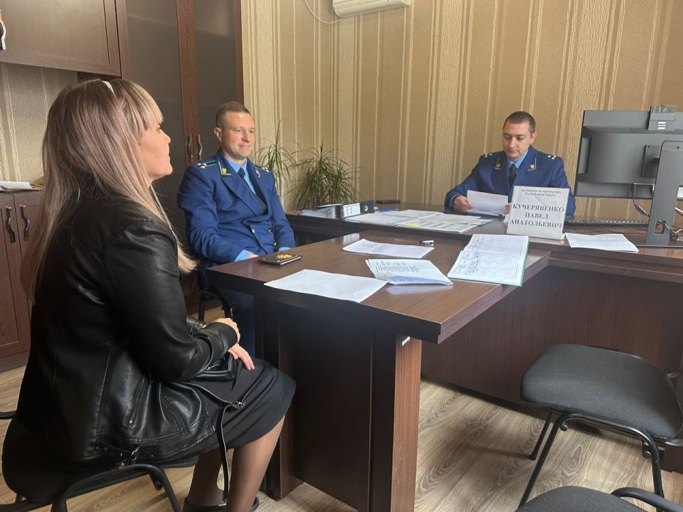 В ходе рабочей поездки в Кировский район заместитель прокурора Крыма Павел Кучерявенко провел прием граждан