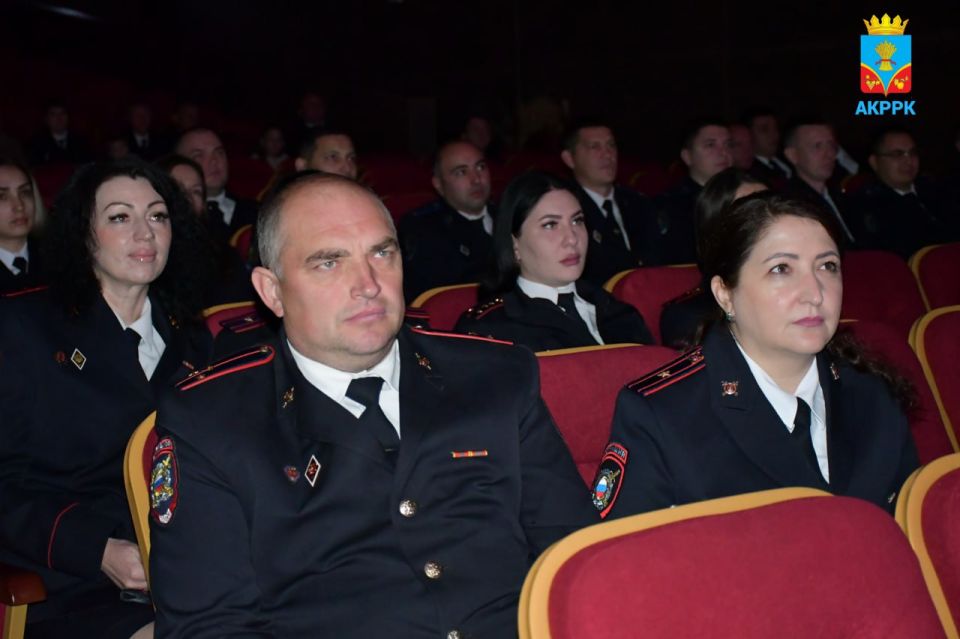 Сегодня в Красногвардейском районе поздравляют сотрудников МВД с профессиональным праздником! Сегодня в Красногвардейском районе поздравляют сотрудников МВД с профессиональным праздником!