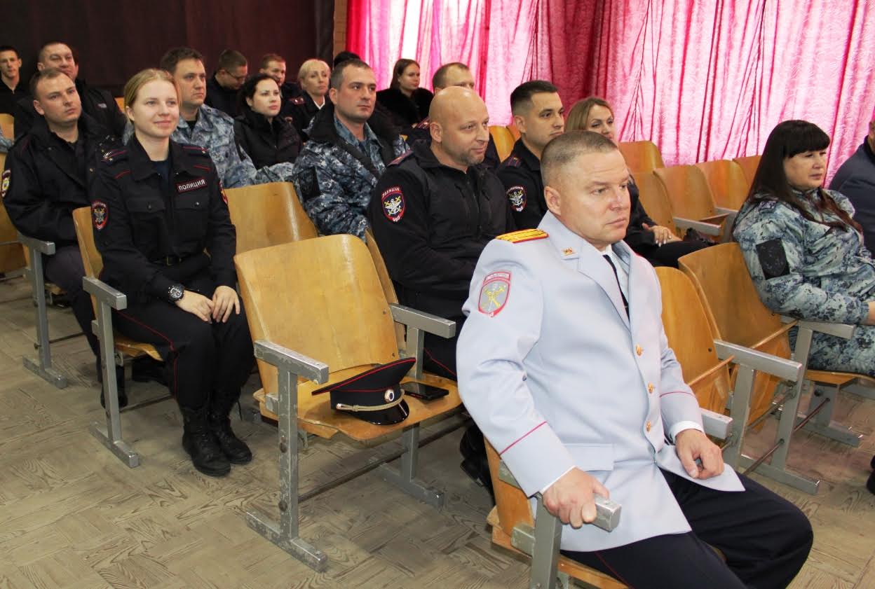 Торжественные мероприятия в честь Дня сотрудника органов внутренних дел Российской Федерации прошли во всех линейных подразделениях Управления на транспорте МВД России по Южному федеральному округу Торжественные мероприятия в честь Дня сотрудника органов внутренних дел Российской Федерации прошли во всех линейных подразделениях Управления на транспорте МВД России по Южному федеральному округу