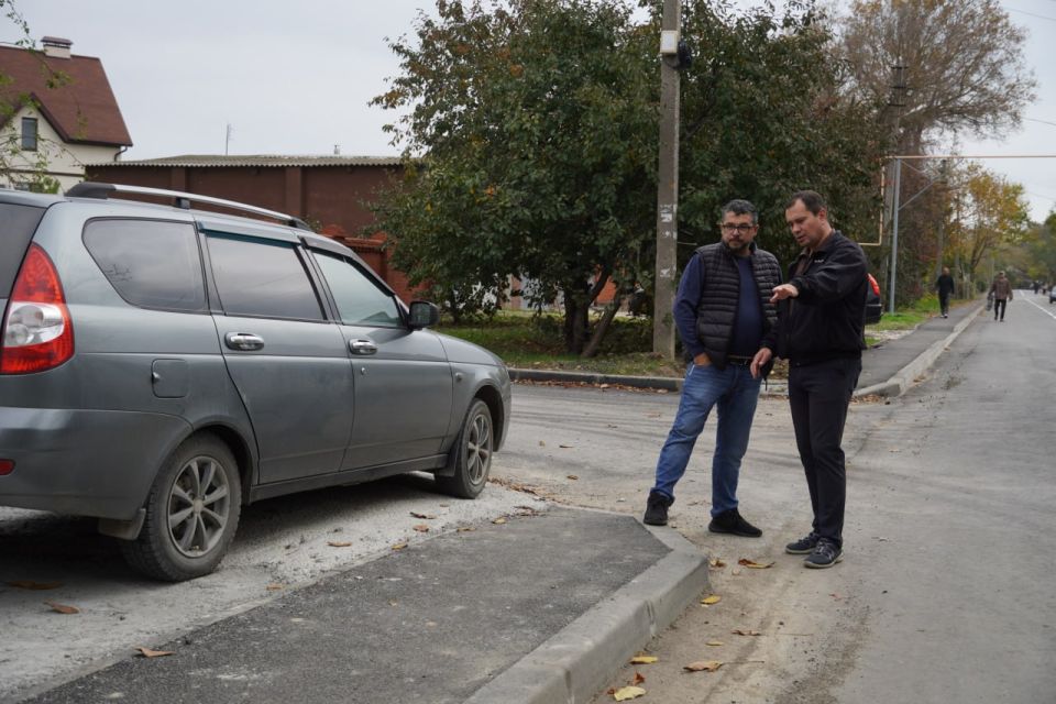 Глава администрации Керчи Олег Каторгин провел выездную встречу с керчанами, проживающими по ул. Бардина, где продолжается ремонт проезжей части с устройством тротуара Глава администрации Керчи Олег Каторгин провел выездную встречу с керчанами, проживающими по ул. Бардина, где продолжается ремонт проезжей части с устройством тротуара