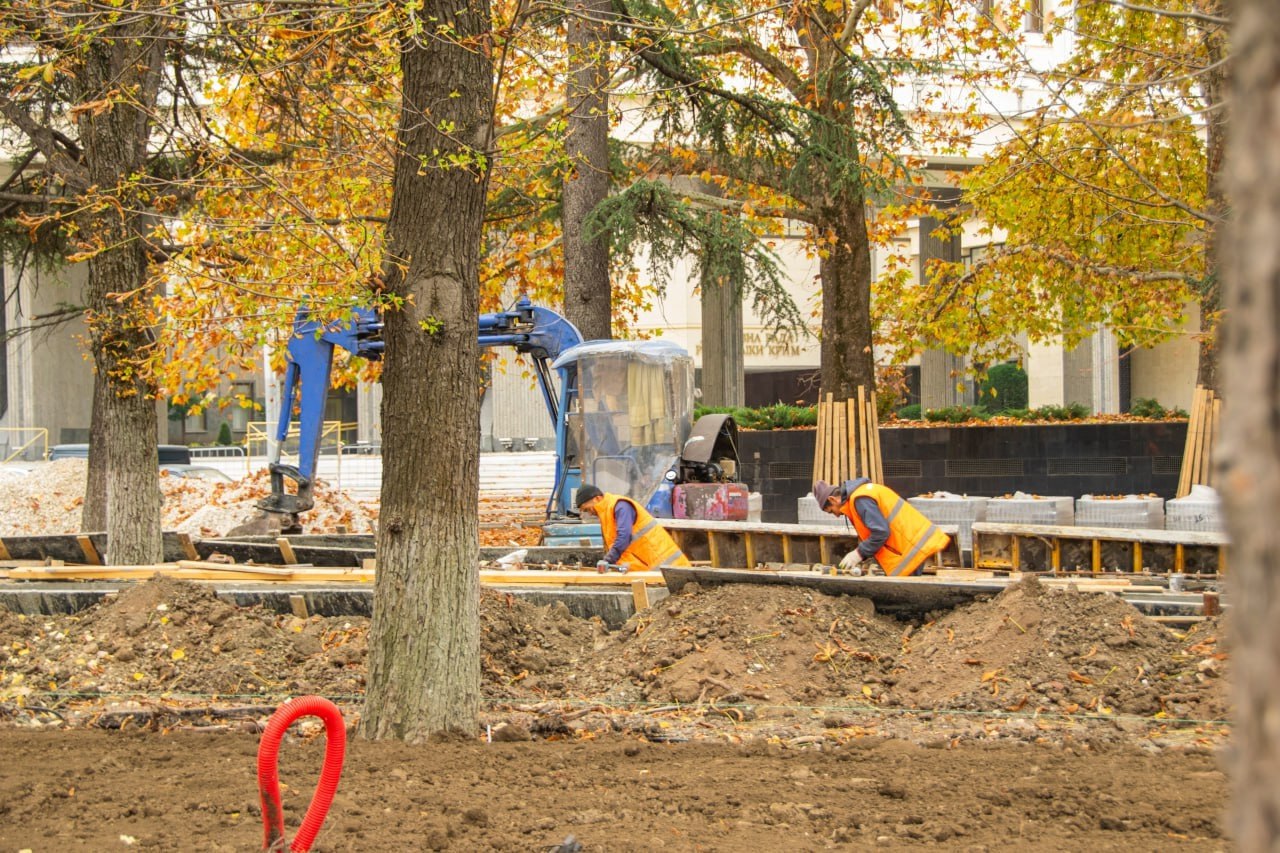 Юрий Нестеренко: В столице Крыма ведутся работы по благоустройству общественных территорий — сквера Победы и сквера Республики