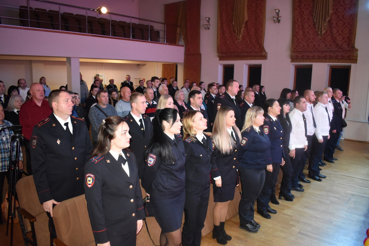 Галина Огнёва: В торжественной обстановке поздравила сотрудников ОМВД России по г. Алуште с профессиональным праздником Галина Огнёва: В торжественной обстановке поздравила сотрудников ОМВД России по г. Алуште с профессиональным праздником
