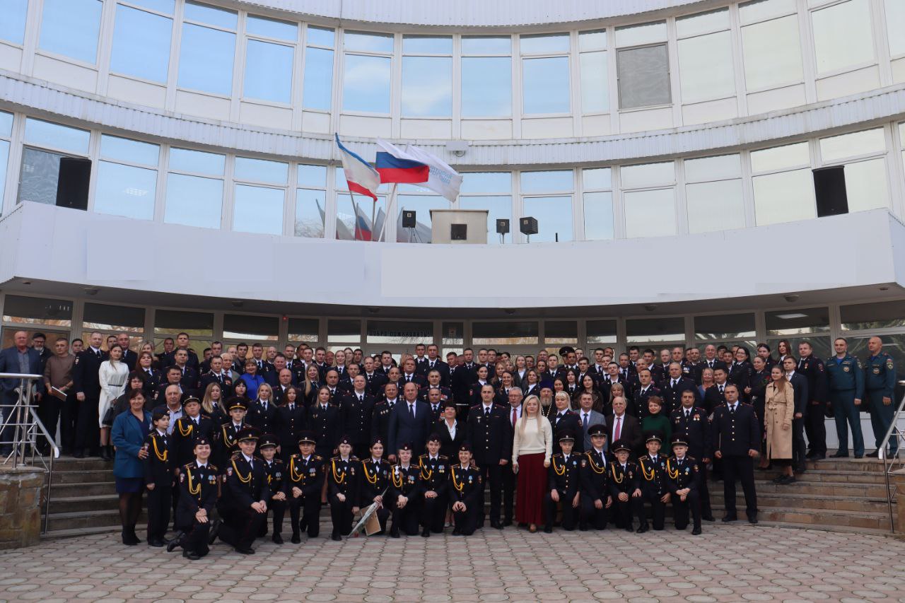 Владислав Хаджиев: Рад поздравить с Днём сотрудника органов внутренних дел, искренне поблагодарить за профессиональное и добросовестное выполнение служебного долга, за верность народу, Родине и присяге начальника... Владислав Хаджиев: Рад поздравить с Днём сотрудника органов внутренних дел, искренне поблагодарить за профессиональное и добросовестное выполнение служебного долга, за верность народу, Родине и присяге начальника...