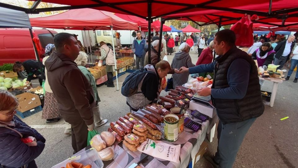 Сотрудники Азово-Черноморского межрегионального управления Россельхознадзора проверили продукцию животного происхождения на ярмарке выходного дня по улице Кечкеметской