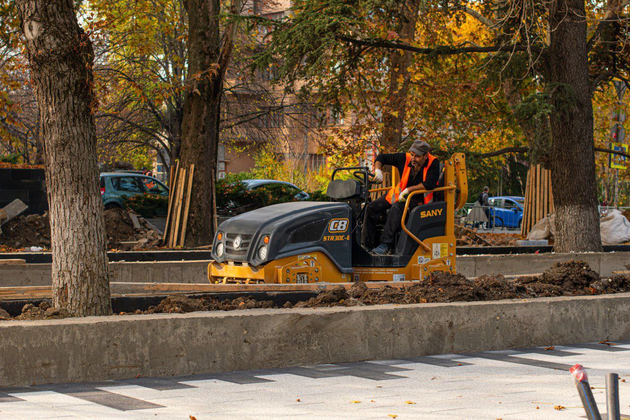 В Симферополе продолжается благоустройство двух территорий отдыха В Симферополе продолжается благоустройство двух территорий отдыха