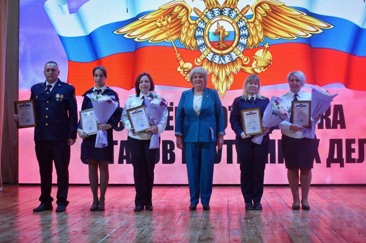 Галина Огнёва: В торжественной обстановке поздравила сотрудников ОМВД России по г. Алуште с профессиональным праздником Галина Огнёва: В торжественной обстановке поздравила сотрудников ОМВД России по г. Алуште с профессиональным праздником