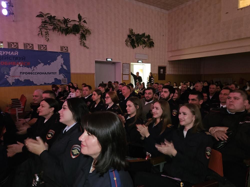 Торжественные мероприятия в честь Дня сотрудника органов внутренних дел Российской Федерации прошли во всех линейных подразделениях Управления на транспорте МВД России по Южному федеральному округу Торжественные мероприятия в честь Дня сотрудника органов внутренних дел Российской Федерации прошли во всех линейных подразделениях Управления на транспорте МВД России по Южному федеральному округу