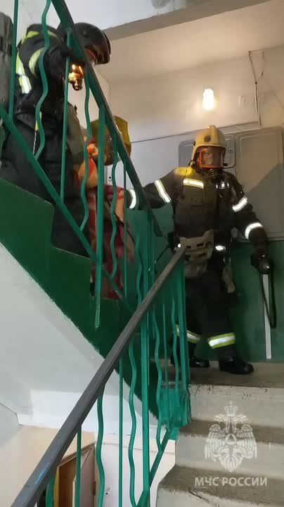 Феодосийские пожарные спасли человека из огня