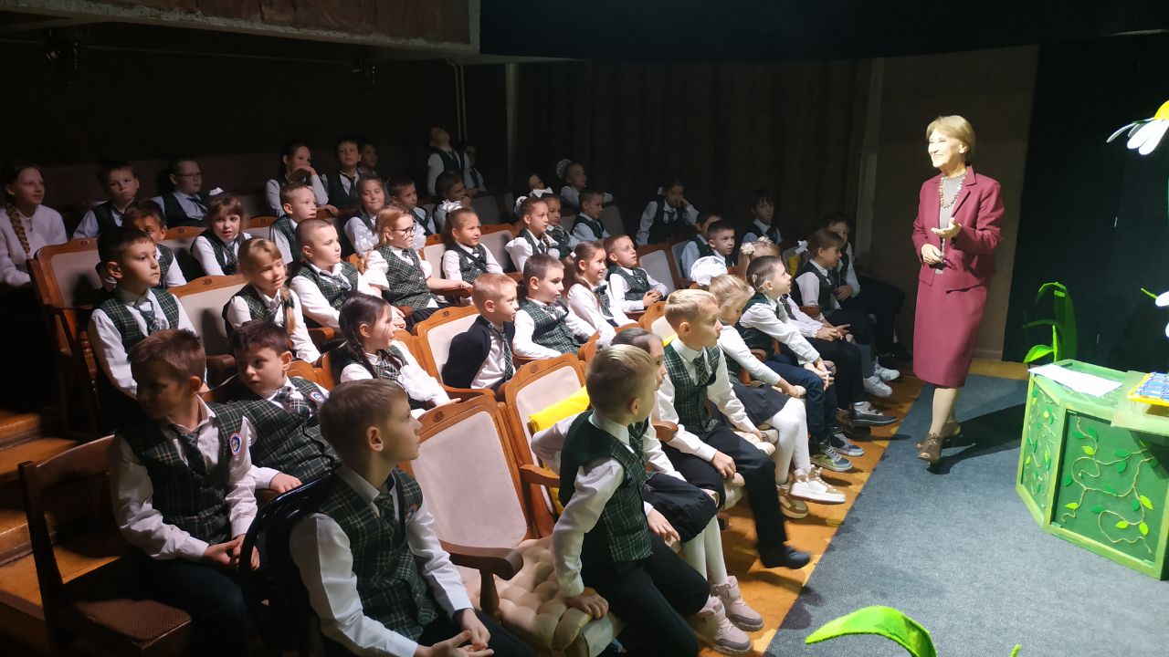 7 ноября в Крымском академическом театре кукол им. Б. И. Азарова состоялось тематическое мероприятие, включавшее просмотр спектакля «Приключения Незнайки» и творческую встречу с артистами 7 ноября в Крымском академическом театре кукол им. Б. И. Азарова состоялось тематическое мероприятие, включавшее просмотр спектакля «Приключения Незнайки» и творческую встречу с артистами