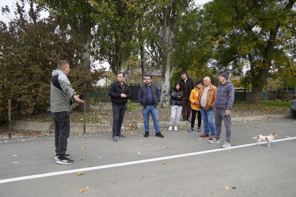 Глава администрации Керчи Олег Каторгин провел выездную встречу с керчанами, проживающими по ул. Бардина, где продолжается ремонт проезжей части с устройством тротуара Глава администрации Керчи Олег Каторгин провел выездную встречу с керчанами, проживающими по ул. Бардина, где продолжается ремонт проезжей части с устройством тротуара