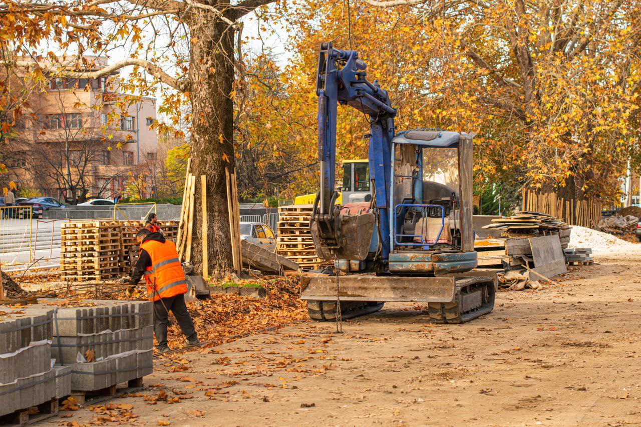 В Симферополе продолжается благоустройство двух территорий отдыха В Симферополе продолжается благоустройство двух территорий отдыха