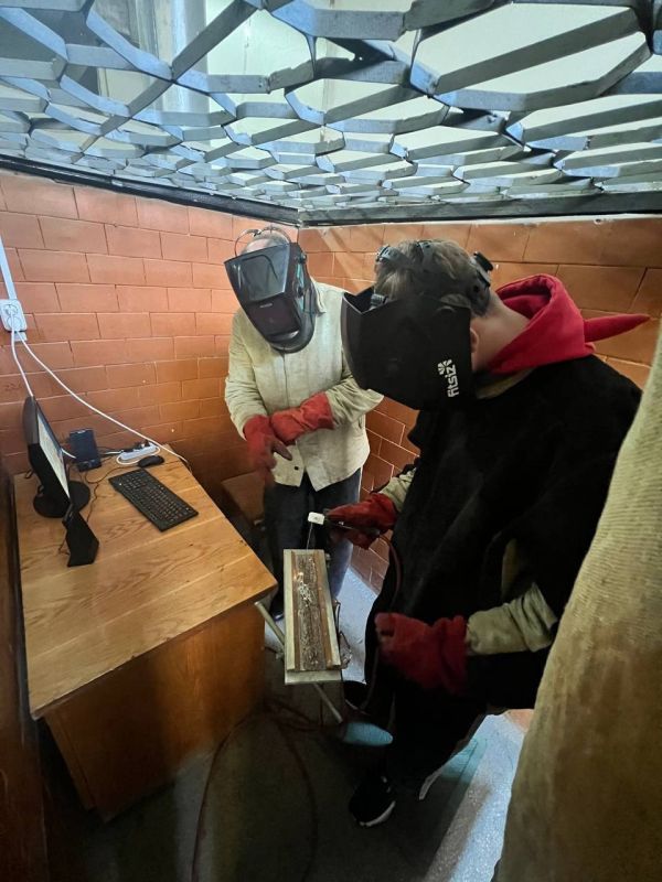 В Крыму продолжаются профориентационные мероприятия для школьников В Крыму продолжаются профориентационные мероприятия для школьников