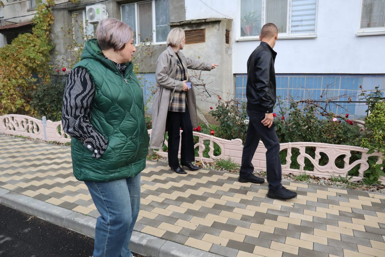 Инна Федоренко: С моим первым заместителем Анной Трушиной выехала проверить состояние придомовых территорий МКД, которые мы благоустроили Инна Федоренко: С моим первым заместителем Анной Трушиной выехала проверить состояние придомовых территорий МКД, которые мы благоустроили