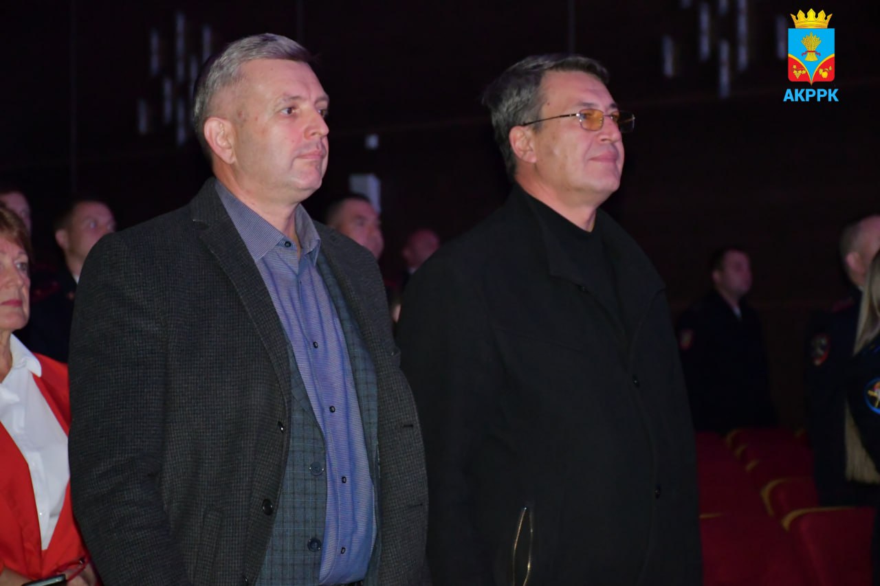 Сегодня в Красногвардейском районе поздравляют сотрудников МВД с профессиональным праздником! Сегодня в Красногвардейском районе поздравляют сотрудников МВД с профессиональным праздником!