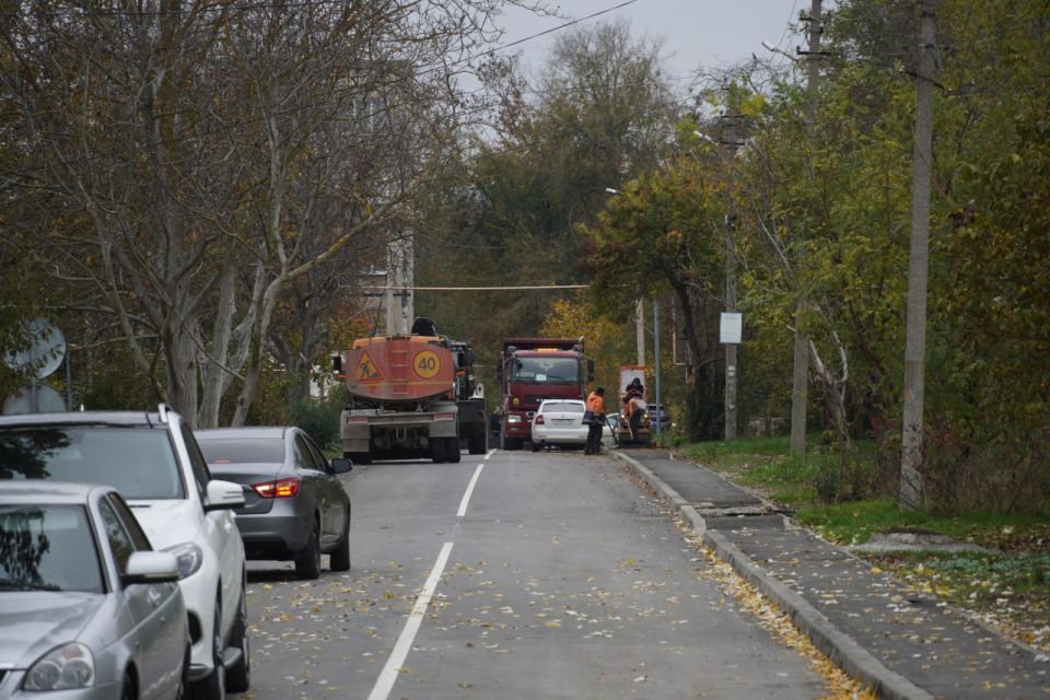 Глава администрации Керчи Олег Каторгин провел выездную встречу с керчанами, проживающими по ул. Бардина, где продолжается ремонт проезжей части с устройством тротуара Глава администрации Керчи Олег Каторгин провел выездную встречу с керчанами, проживающими по ул. Бардина, где продолжается ремонт проезжей части с устройством тротуара