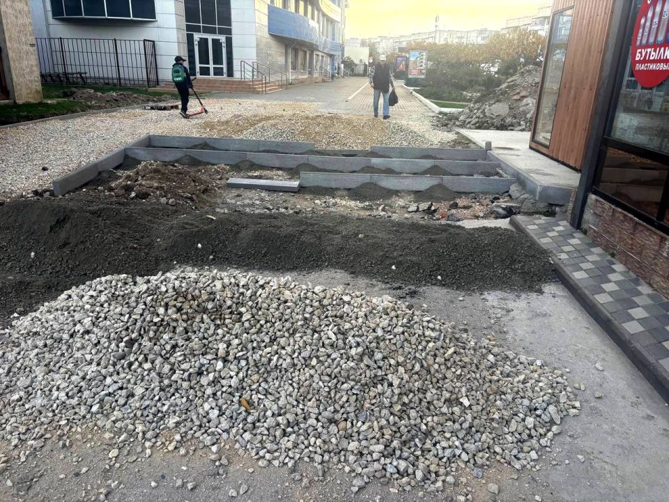На бульваре Старшинова оставался небольшой участок пешеходной зоны от магазина «Яблоко» до торговых рядов рынка «Соната» со старым покрытием На бульваре Старшинова оставался небольшой участок пешеходной зоны от магазина «Яблоко» до торговых рядов рынка «Соната» со старым покрытием