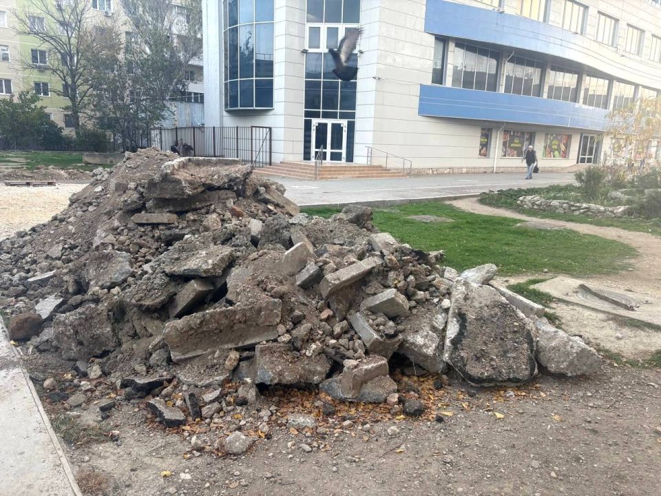 На бульваре Старшинова оставался небольшой участок пешеходной зоны от магазина «Яблоко» до торговых рядов рынка «Соната» со старым покрытием На бульваре Старшинова оставался небольшой участок пешеходной зоны от магазина «Яблоко» до торговых рядов рынка «Соната» со старым покрытием