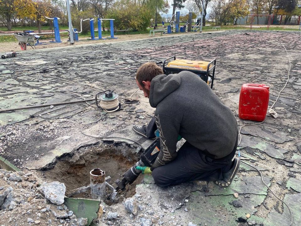На набережной приступили к ремонту футбольно-баскетбольного поля На набережной приступили к ремонту футбольно-баскетбольного поля