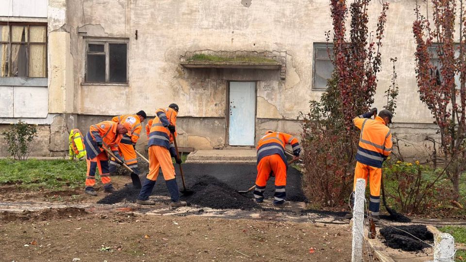 Антон Кравец: Провел мониторинг хода работ по благоустройству дворовой территории в с. Зоркино по ул. Ялтинская д. 1, ул. Ялтинская д. 3, ул. Ялтинская д. 5, ул. 40 лет Победы д. 1, ул. 40 лет Победы д. 3 Антон Кравец: Провел мониторинг хода работ по благоустройству дворовой территории в с. Зоркино по ул. Ялтинская д. 1, ул. Ялтинская д. 3, ул. Ялтинская д. 5, ул. 40 лет Победы д. 1, ул. 40 лет Победы д. 3