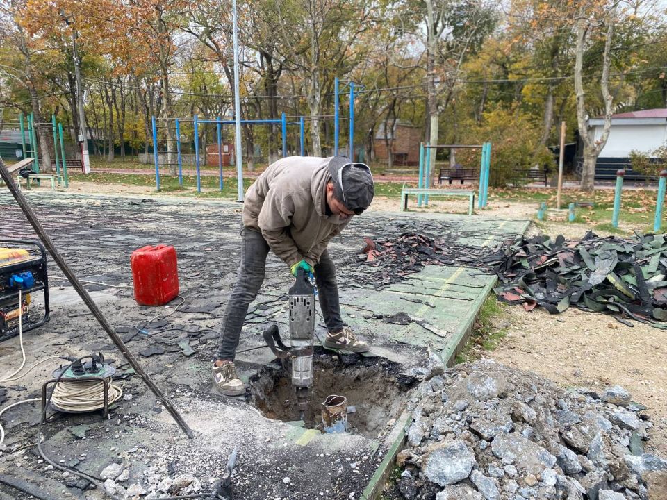На набережной приступили к ремонту футбольно-баскетбольного поля На набережной приступили к ремонту футбольно-баскетбольного поля
