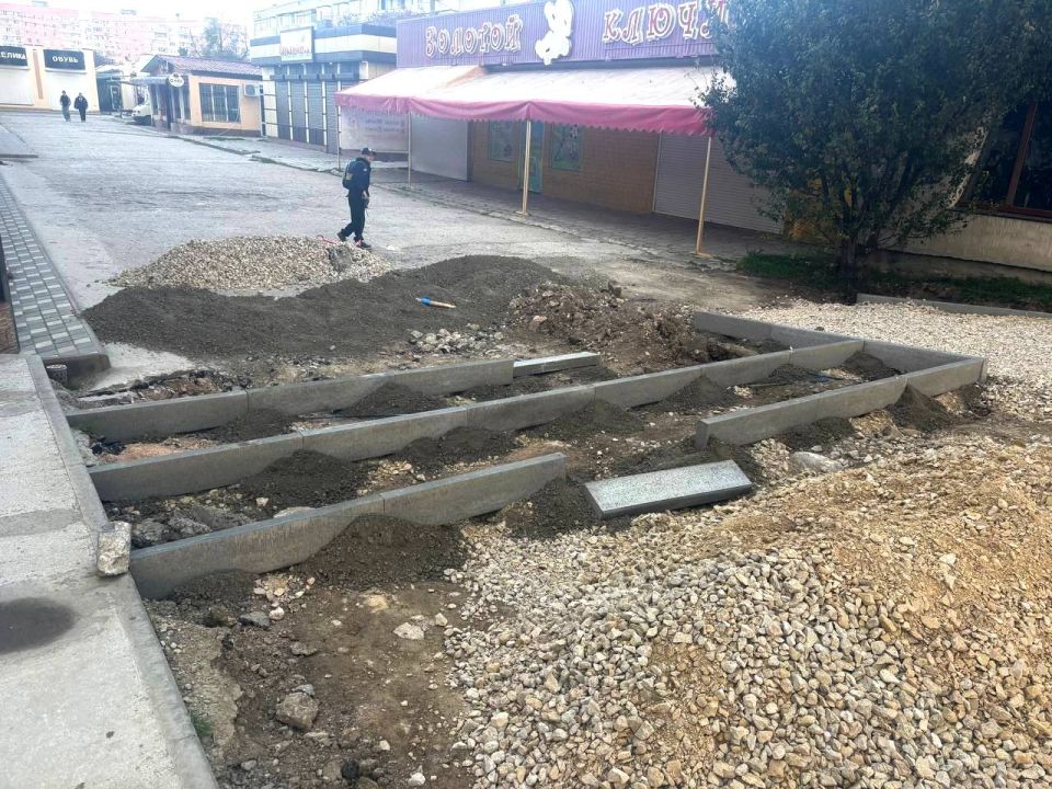 На бульваре Старшинова оставался небольшой участок пешеходной зоны от магазина «Яблоко» до торговых рядов рынка «Соната» со старым покрытием На бульваре Старшинова оставался небольшой участок пешеходной зоны от магазина «Яблоко» до торговых рядов рынка «Соната» со старым покрытием