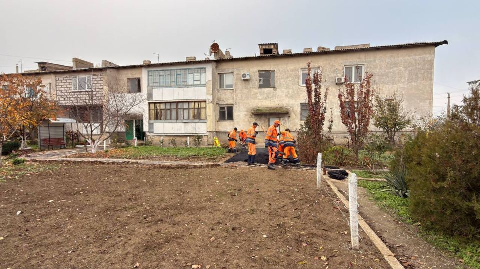 Антон Кравец: Провел мониторинг хода работ по благоустройству дворовой территории в с. Зоркино по ул. Ялтинская д. 1, ул. Ялтинская д. 3, ул. Ялтинская д. 5, ул. 40 лет Победы д. 1, ул. 40 лет Победы д. 3 Антон Кравец: Провел мониторинг хода работ по благоустройству дворовой территории в с. Зоркино по ул. Ялтинская д. 1, ул. Ялтинская д. 3, ул. Ялтинская д. 5, ул. 40 лет Победы д. 1, ул. 40 лет Победы д. 3